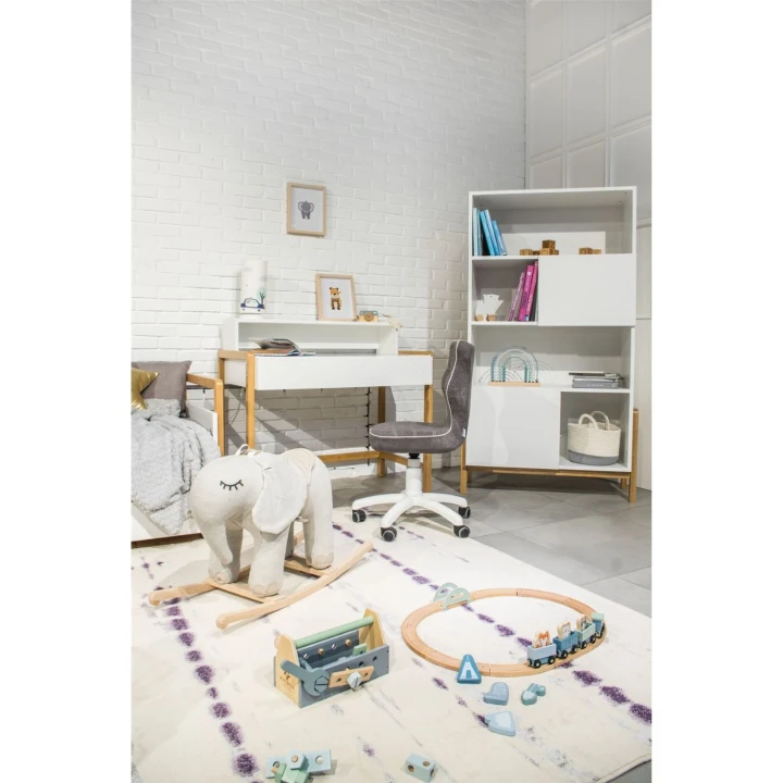 Regał Victor przy biurku w pokoju chłopca w stylu skandynawskim