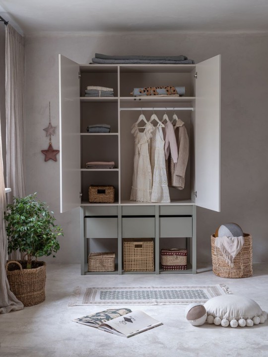 Wnętrze szafy dziecięcej Tweens eukaliptus z półkami i drążkiem