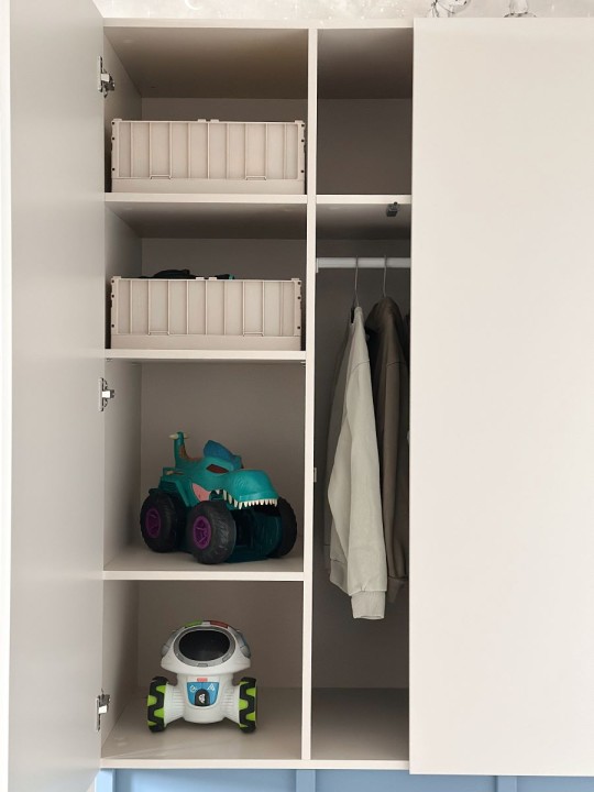 Wnętrze szafy Tweens z półkami i drążkiem na ubrania