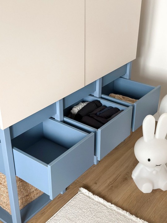 Dolne szuflady szafy Tweens niebieskiej na ubrania i bieliznę