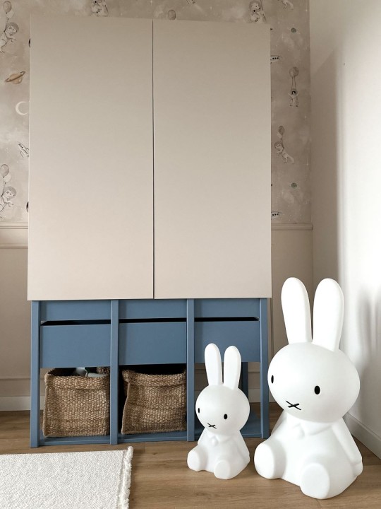 Szafa Tweens niebieska w pokoju chłopca z koszami w dolnych modułach