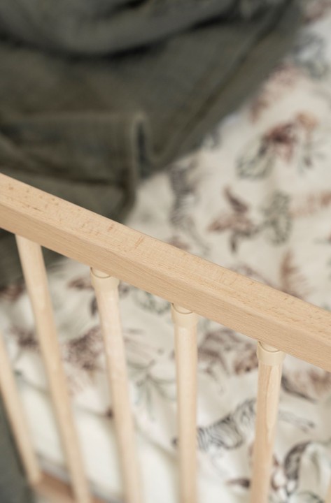 Zbliżenie na bukowe szczebelki łóżeczka Petite 120x60