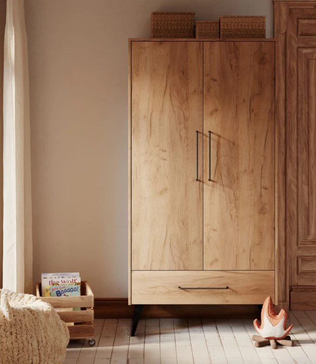 Szafa Retro w drewnianym dekorze w aranżacji pokoju dziecka