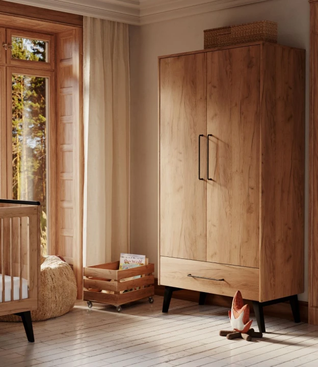 Dwudrzwiowa szafa Retro na wysokich nogach przy łóżeczku dziecięcym