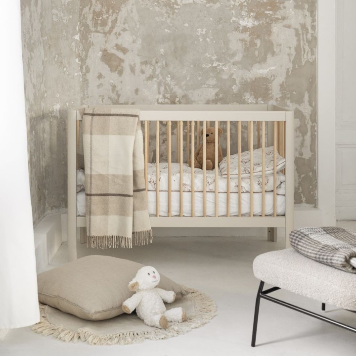 łóżeczko dziecięce 120x60 szampańskie w aranżacji pokoju niemowlaka