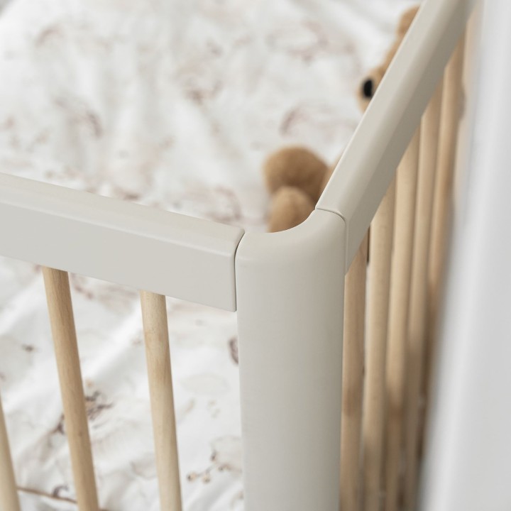 zaokrąglony narożnik łóżeczka dziecięcego 120x60 w kolorze szampańskim