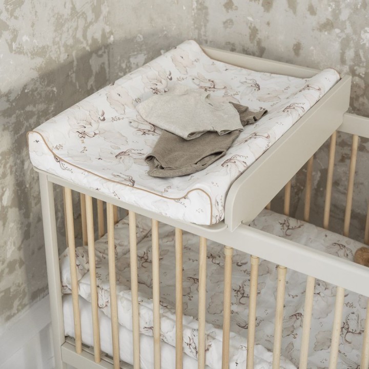 zbliżenie na przewijak nakładany na łóżeczko 120x60 w kolorze szampańskim