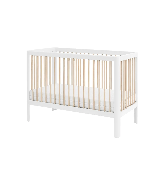 białe łóżeczko dziecięce 120x60 z naturalnymi bukowymi szczebelkami
