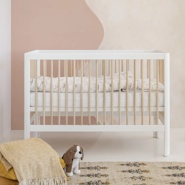 białe łóżeczko dziecięce 120x60 w aranżacji pokoju niemowlaka