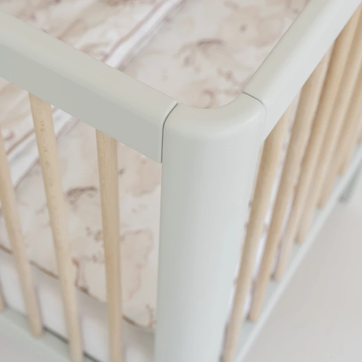 miętowe łóżeczko zaokrąglony narożnik