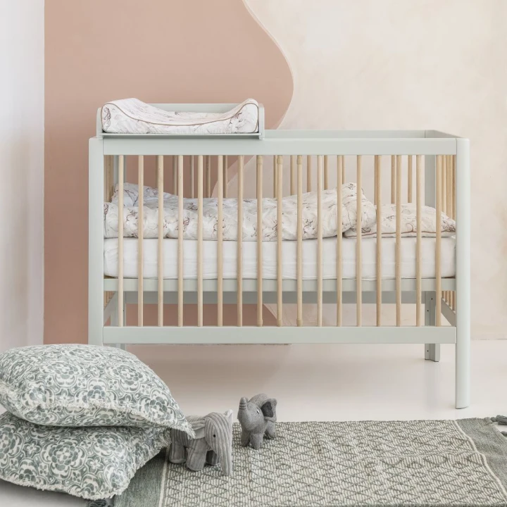 pokój niemowlaka łóżeczko miętowe z przewijakiem