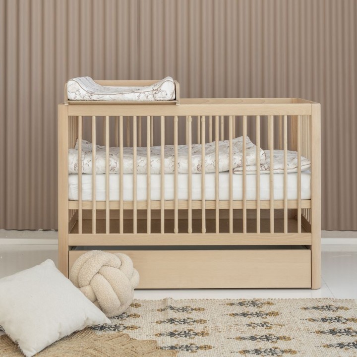 łóżeczko dziecięce 120x60 naturalne z przewijakiem aranżacja pokoju