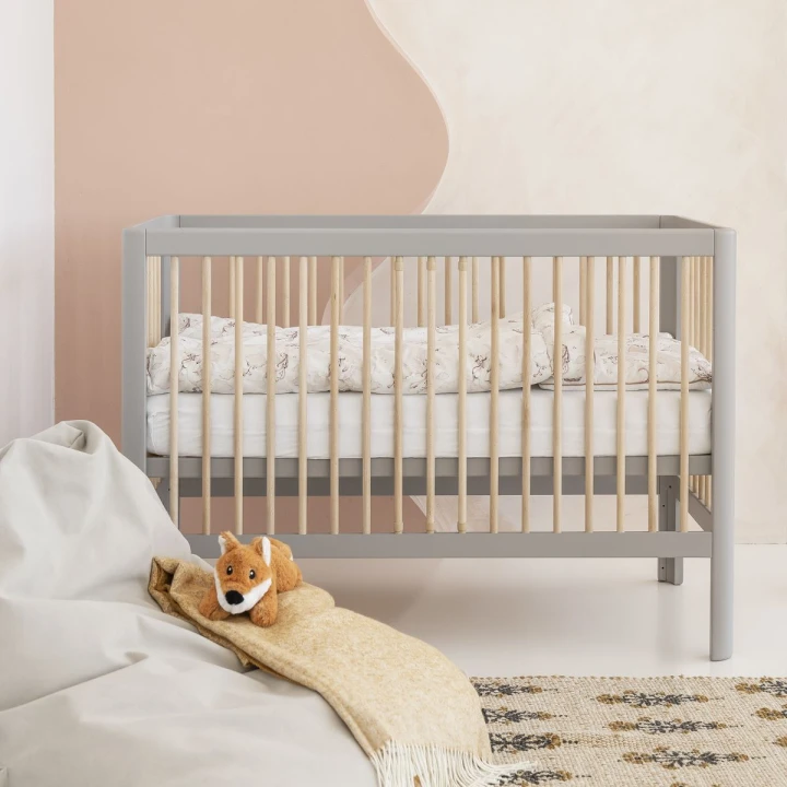 aranżacja pokoju z szarym łóżeczkiem 120x60