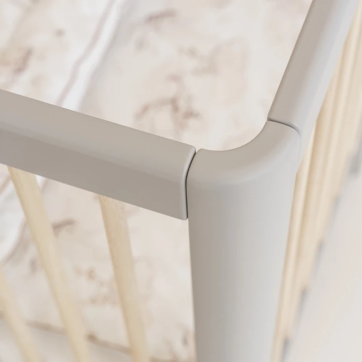 szare łóżeczko dziecięce detal zaokrąglonego narożnika