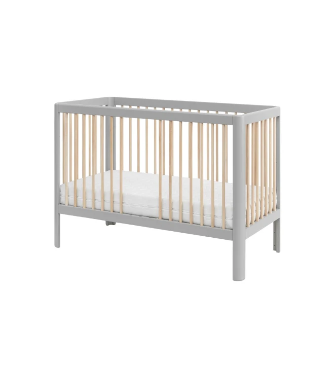 szare łóżeczko 120x60 z wyjętymi szczebelkami