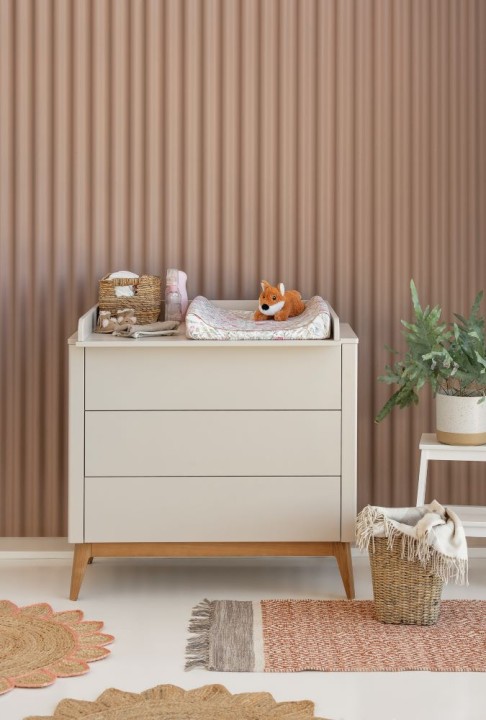 Komoda z przewijakiem Seth szampańska w pokoju niemowlęcia