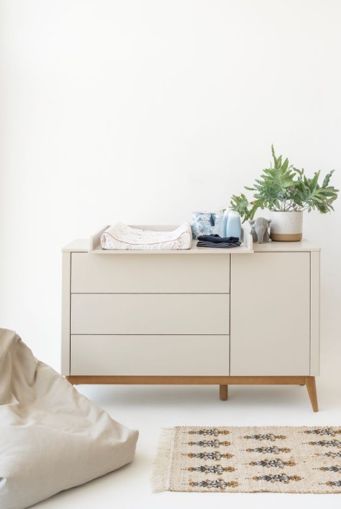 Komoda z przewijakiem Seth szampańska w aranżacji pokoju niemowlęcia