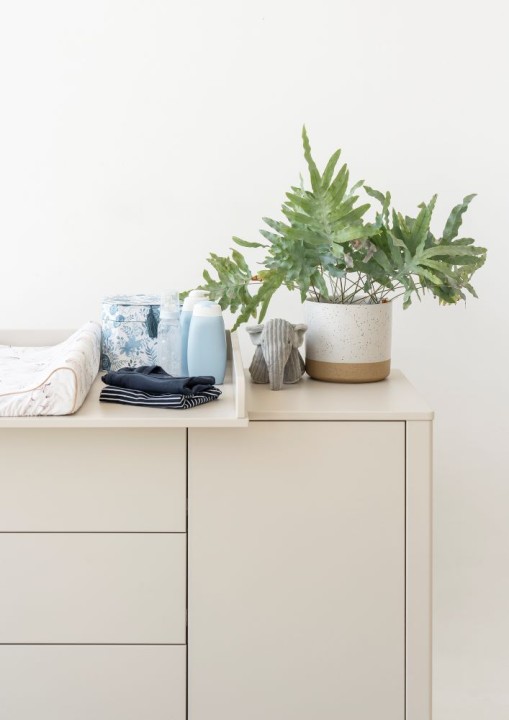 Zbliżenie na blat komody z przewijakiem Seth w kolorze szampańskim