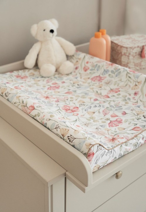 Przewijak na komodzie Petite z matą w kwiaty