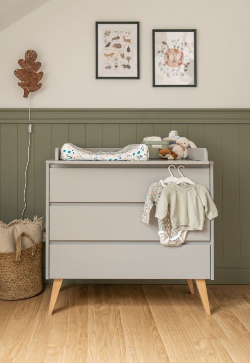 komoda z przewijakiem swing szara w pokoju dziecka