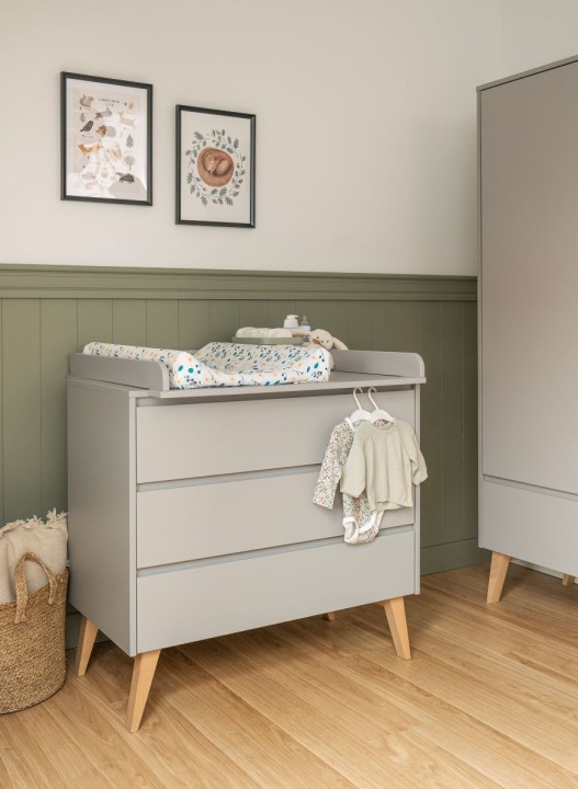szara komoda z przewijakiem swing do pokoju dziecka