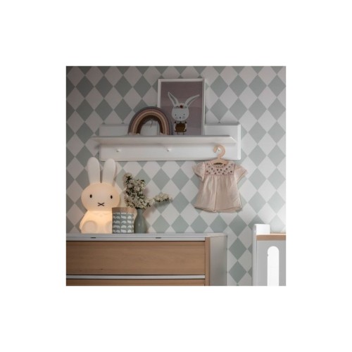 Półka wisząca Loopi nad komodą w pokoju dziecka