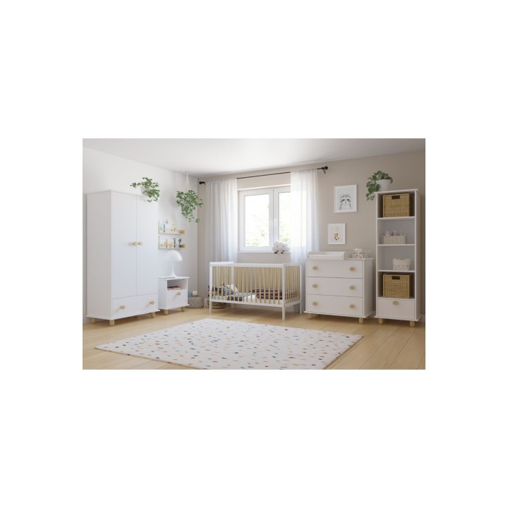 aranżacja pokoju dziecka Lilo z białą szafą, komodą i regałem