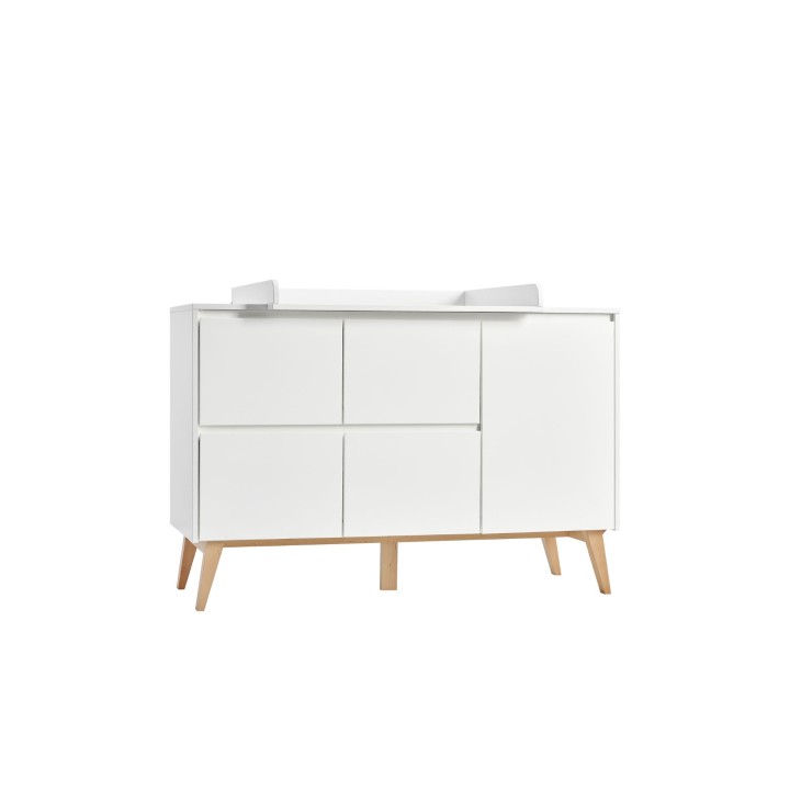 biała komoda z przewijakiem Swing na bukowych nogach