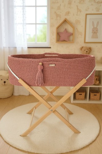 kosz Mojżesza ze stojakiem w pokoju dziecka