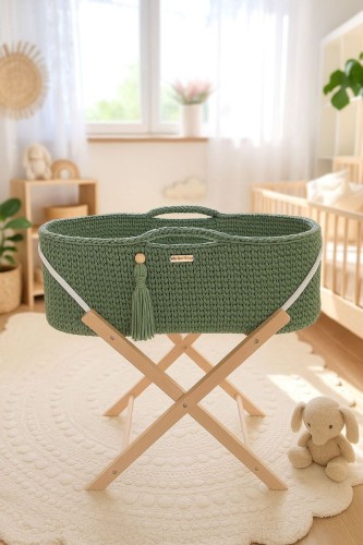 kosz Mojżesza ze stojakiem w pokoju niemowlaka