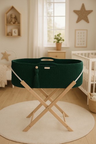 aranżacja pokoju dziecka z koszem Mojżesza na stojaku