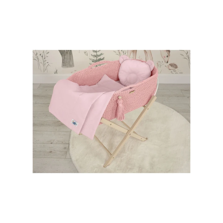 różowa pościel w bawełnianym koszu Mojżesza