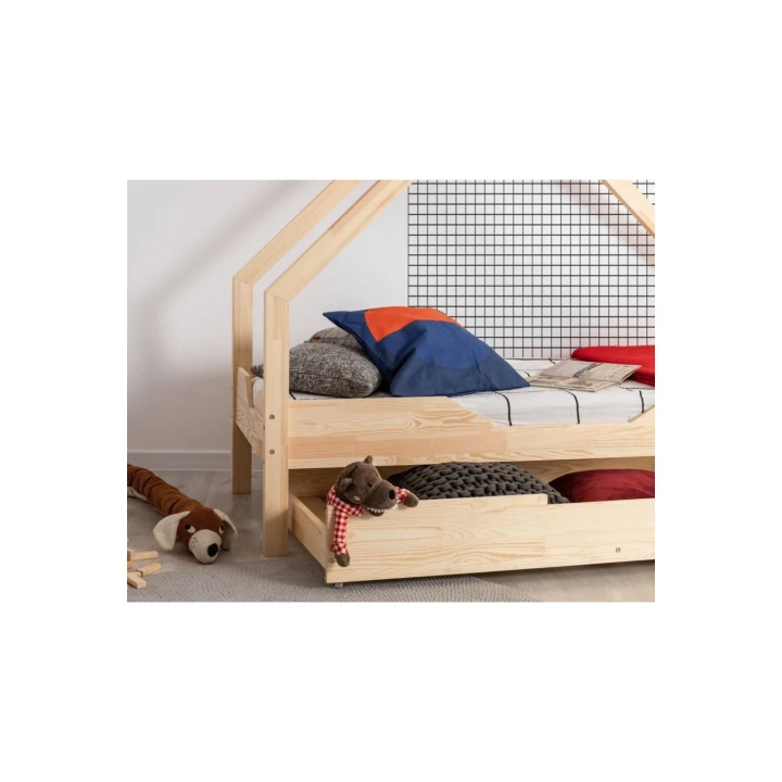 drewniana szuflada na kółkach pod łóżkiem domkiem