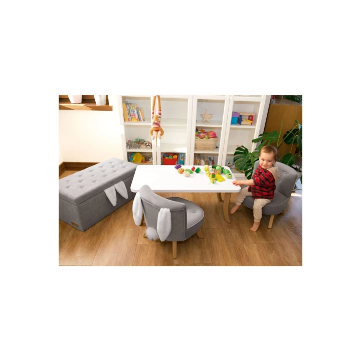 stolik i foteliki w aranżacji pokoju dziecięcego