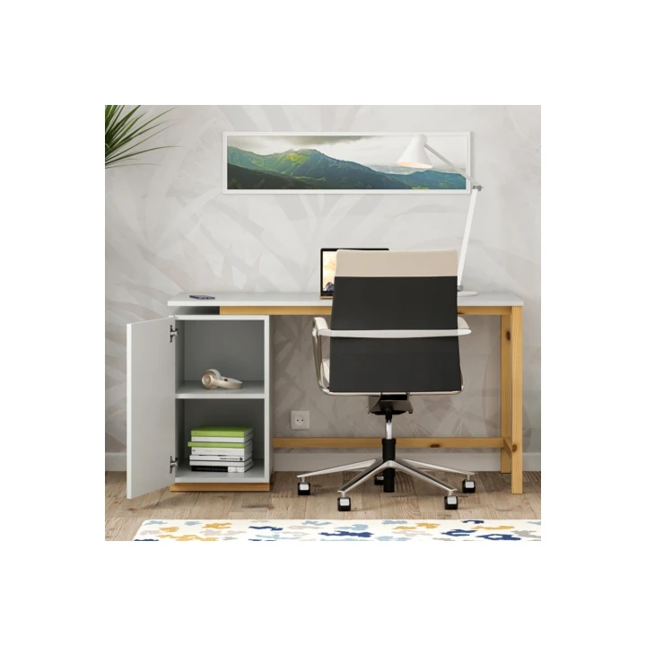 drewniane biurko w pokoju dziecka