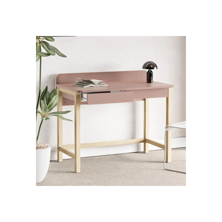 drewniane biurko Standard w pokoju dziecka