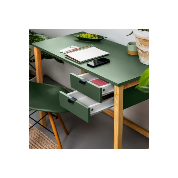 szuflady w biurku drewnianym