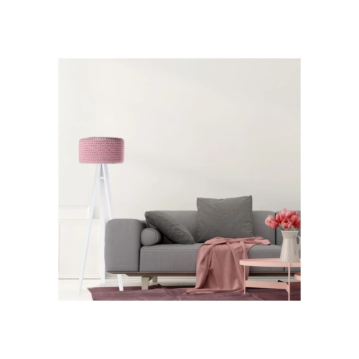 różowa lampa w aranżacji pokoju