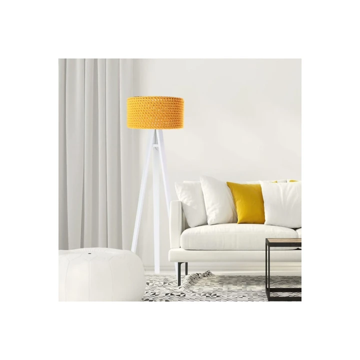 pomarańczowa lampa stojąca w aranżacji pokoju