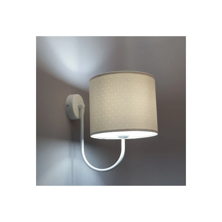 kremowy kinkiet w pokoju dziecka