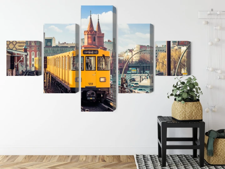 Obraz Wieloczęściowy Żółty Pociąg W Berlinie Na Torach Kolejowych