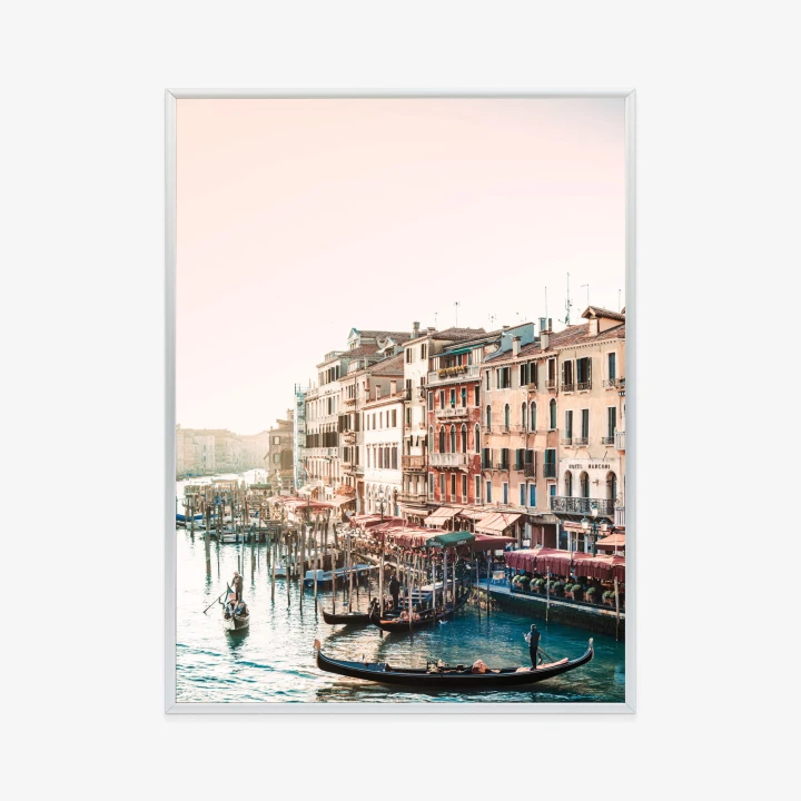 Plakat Widok Na Ulicę Wodną Z Gondolami I Stare Budynki W Wenecji
