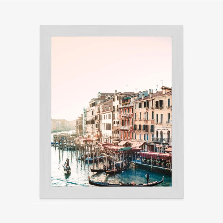 Plakat Widok Na Ulicę Wodną Z Gondolami I Stare Budynki W Wenecji