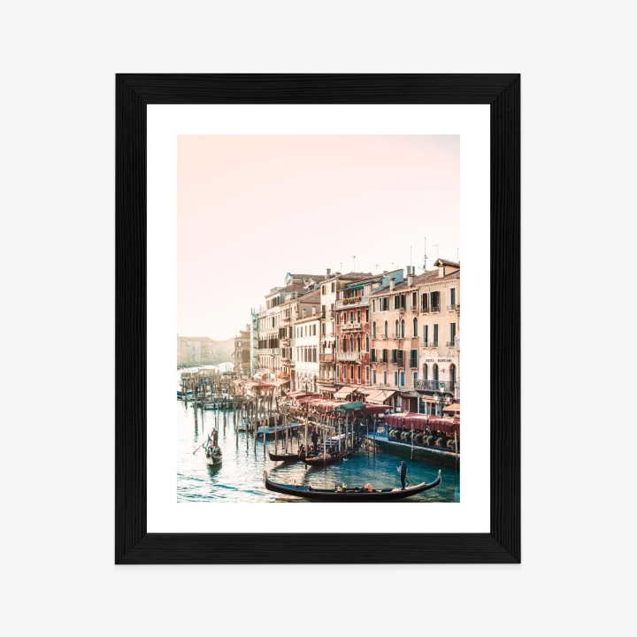 Plakat Widok Na Ulicę Wodną Z Gondolami I Stare Budynki W Wenecji