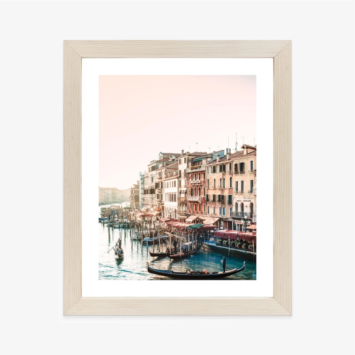 Plakat Widok Na Ulicę Wodną Z Gondolami I Stare Budynki W Wenecji