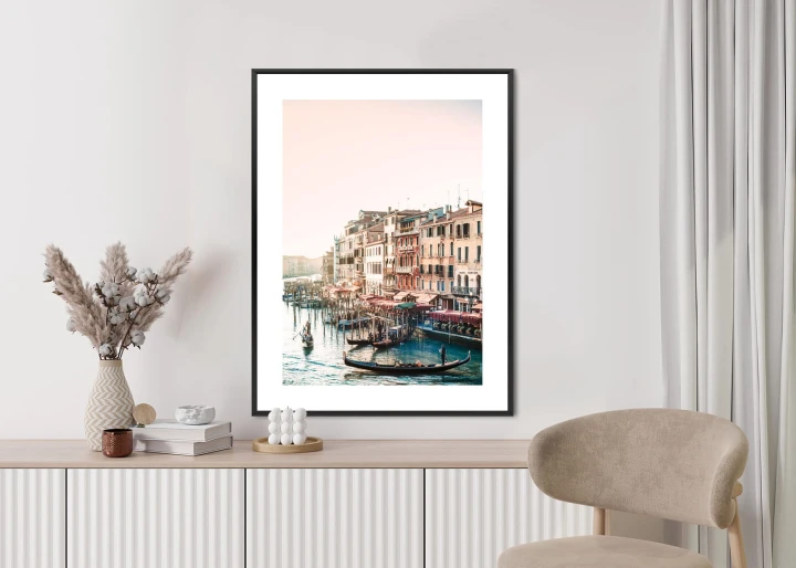 Plakat Widok Na Ulicę Wodną Z Gondolami I Stare Budynki W Wenecji