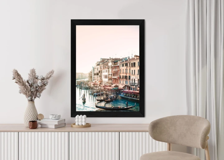 Plakat Widok Na Ulicę Wodną Z Gondolami I Stare Budynki W Wenecji