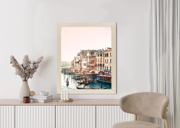 Plakat Widok Na Ulicę Wodną Z Gondolami I Stare Budynki W Wenecji