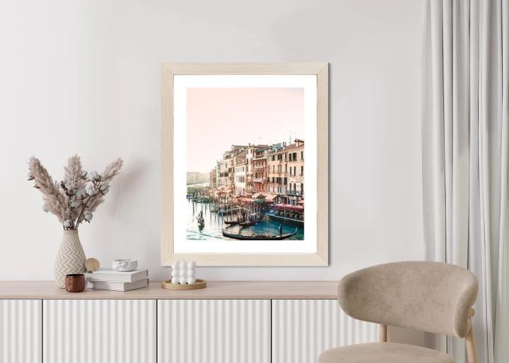 Plakat Widok Na Ulicę Wodną Z Gondolami I Stare Budynki W Wenecji