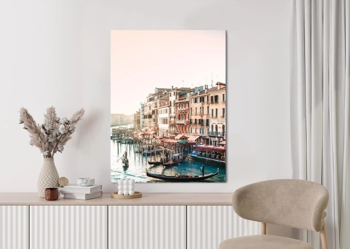 Plakat Widok Na Ulicę Wodną Z Gondolami I Stare Budynki W Wenecji